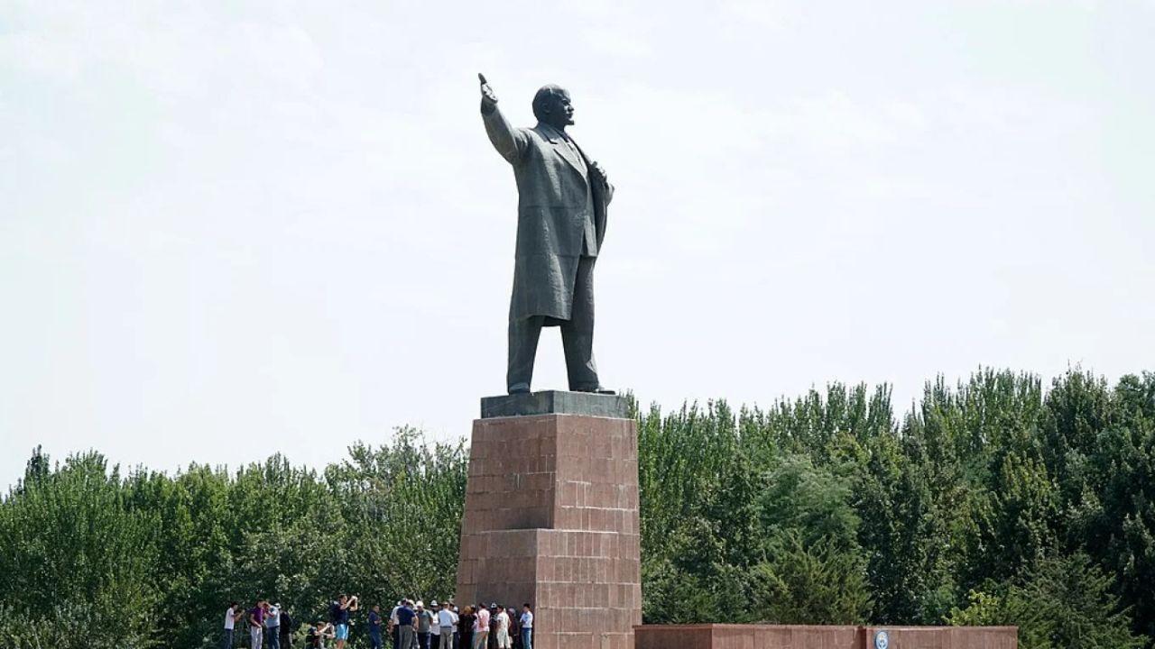Kyrgyzstan Removes Central Asia’s Tallest Lenin Statue in Osh