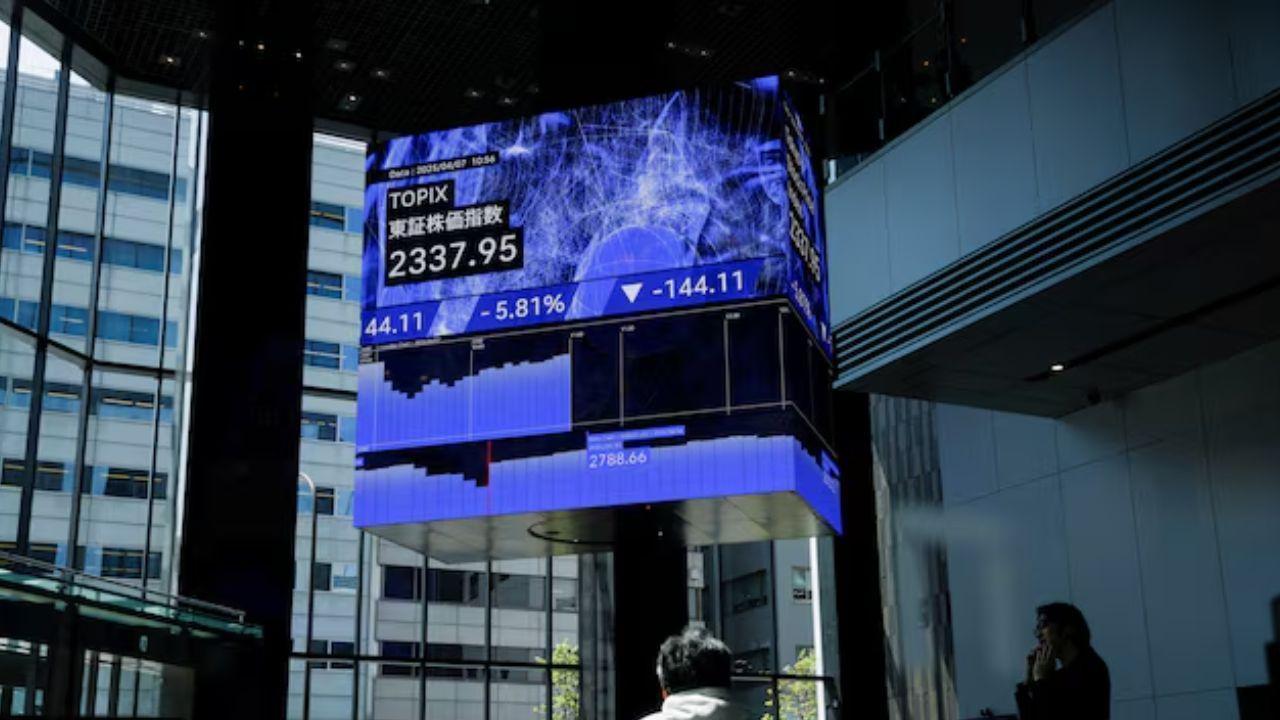 Singapore Stocks Hit Record High Amid Asia Mixed Trade
