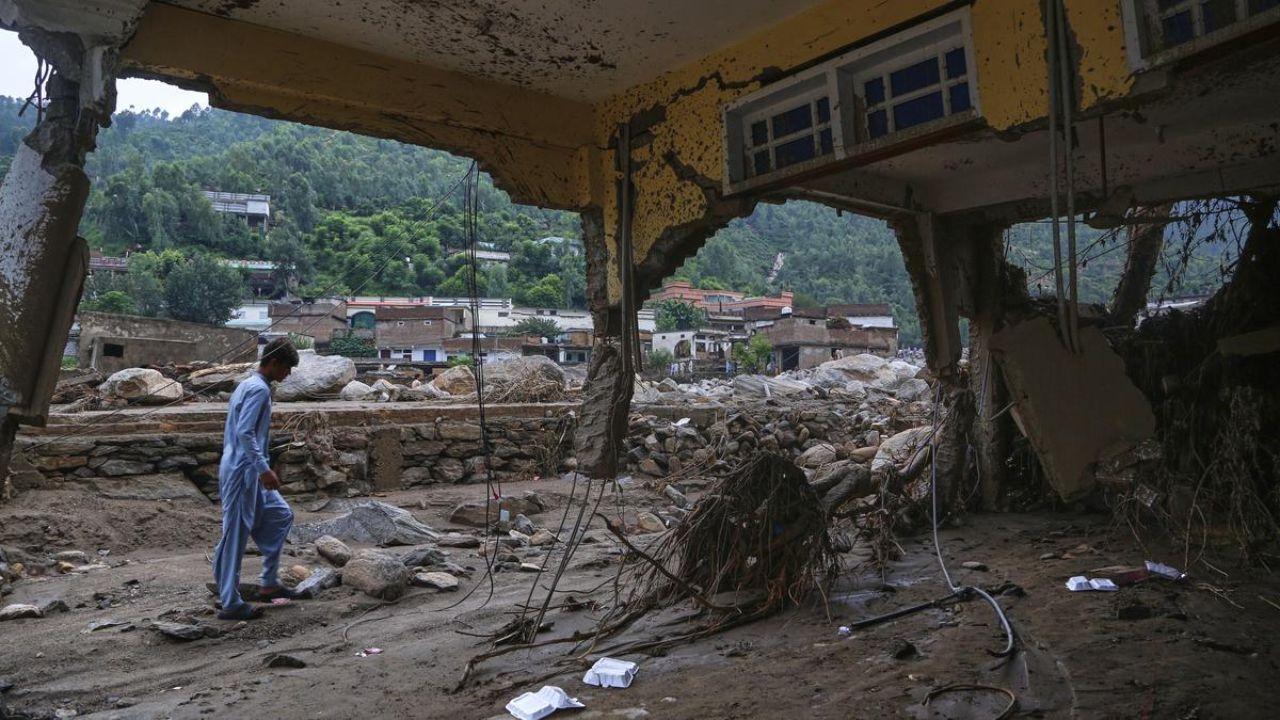 Flash Floods in Pakistan Kill 300+ as Rescue Work Resumes