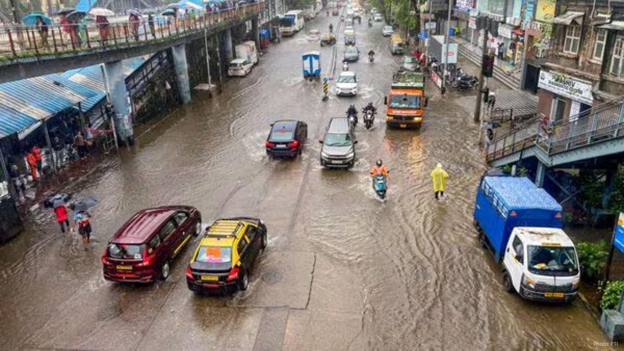 Heavy Rain Disrupts Flights Causes Massive Traffic Jam in Mumbai