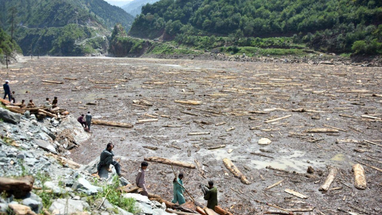 Pakistan Floods Kill 344 Rescue Efforts Continue