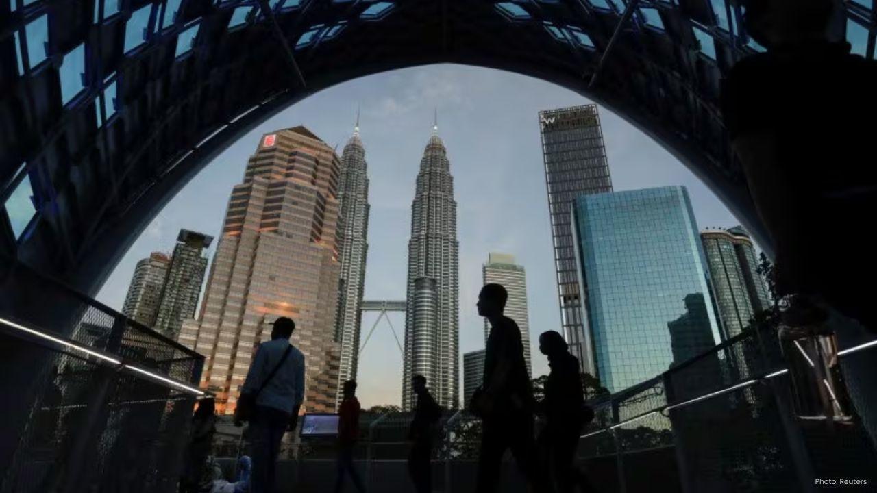 Bursa Malaysia climbs higher as heavyweights boost market close