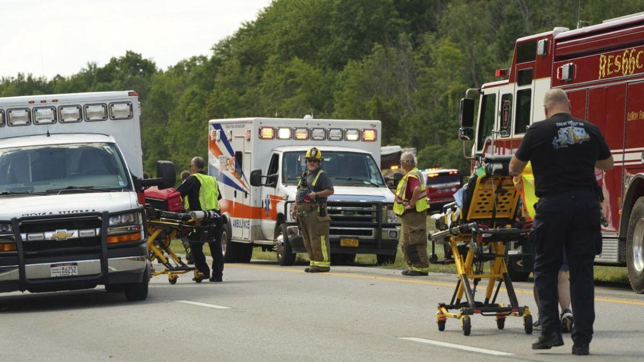 Tour bus from Niagara Falls crashes in New York 5 killed