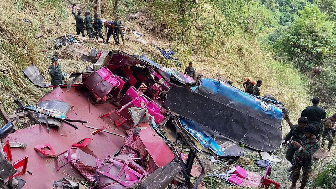 Deadly Sri Lanka Bus Crash Kills 15, Injures 16 on Mountain Road