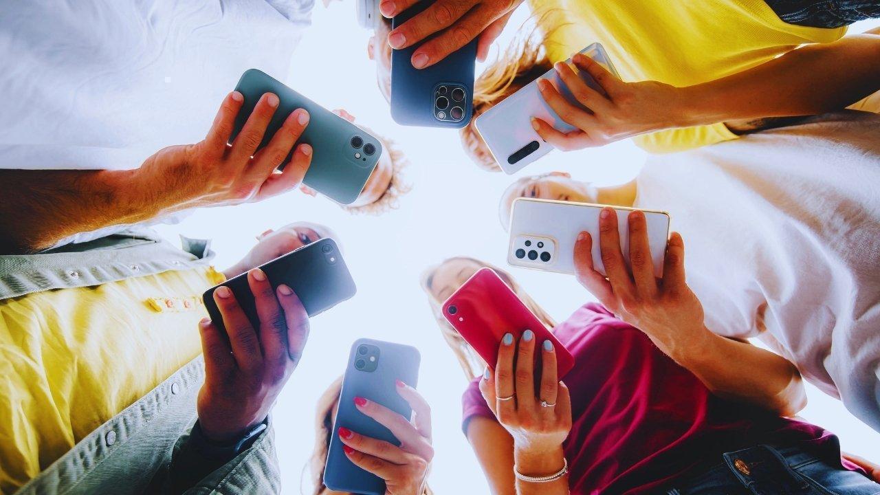 Smartphones to Flip Phones: Gen Z’s Tech Detox and the Retro Device Revival