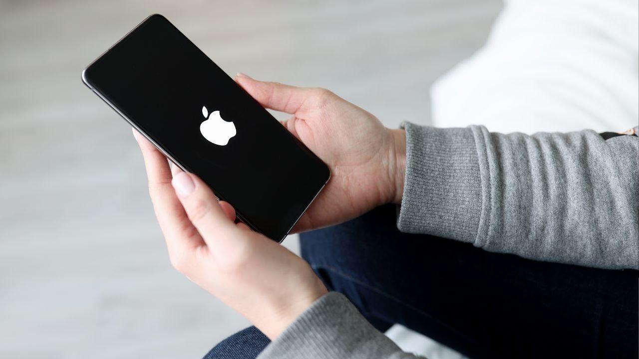 Apple AI Shake-Up Top Executive Robby Walker Set to Exit