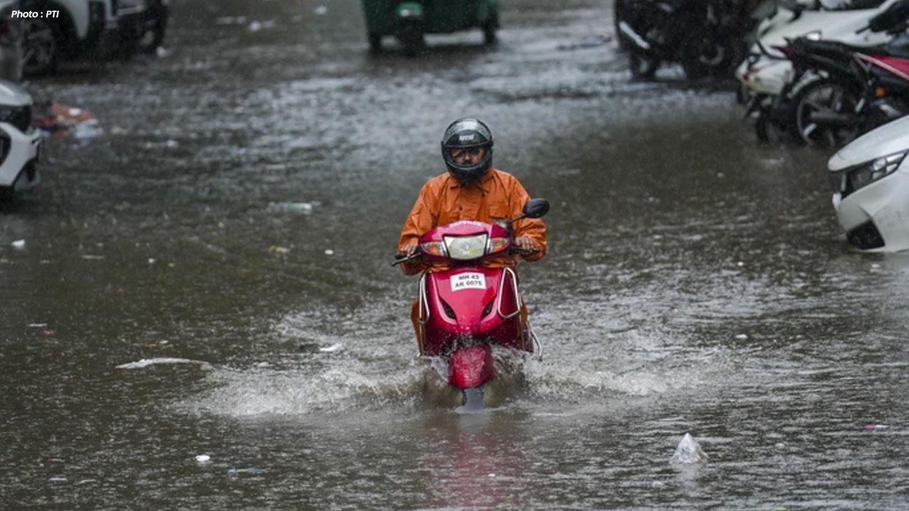 Heavy Rain Hits Delhi NCR Today Flights Delayed Amid Waterlogging