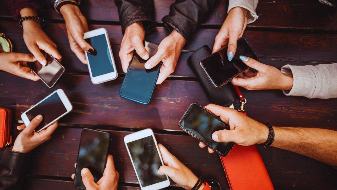 The Psychology of Social Media Addiction: Why We Can’t Look Away