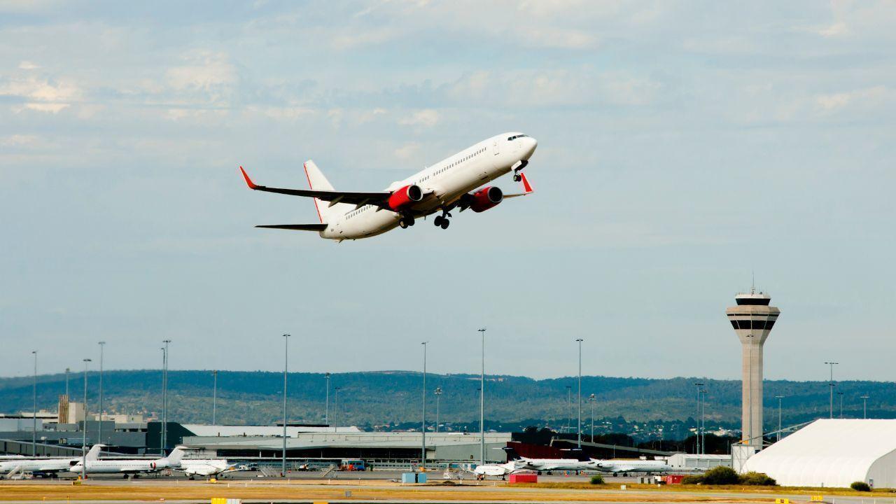 Orlando Flights Face 2.7-Hour Delays Amid FAA Staffing Shortage