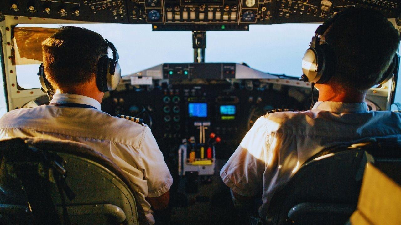 Smart Decision Systems in 2025: How AI Is Easing Pilot and Dispatcher Shortages