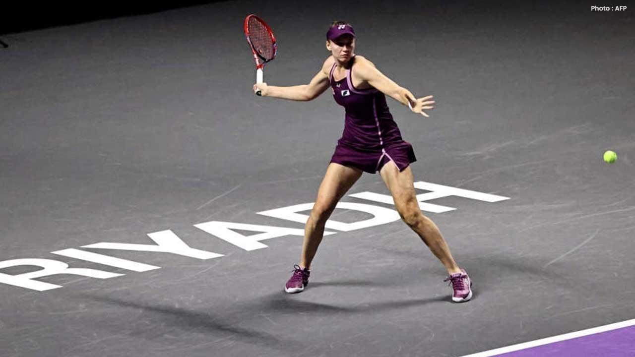 Rybakina Recovers to Outsmart Swiatek and Advance to WTA Finals Semis