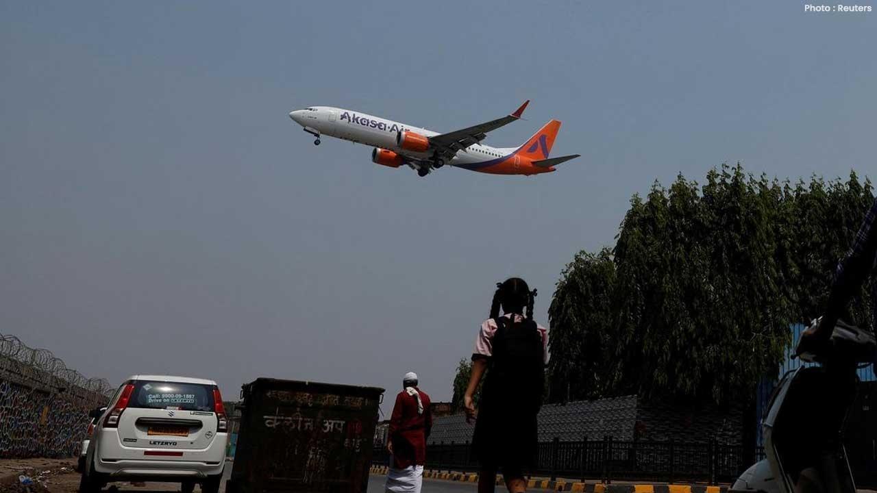 Varanasi Flight Scare: Passenger Tries to Open Akasa Air Emergency Exit