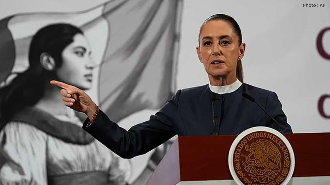 Sheinbaum Briefly Accosted by Man During Downtown Mexico City Visit