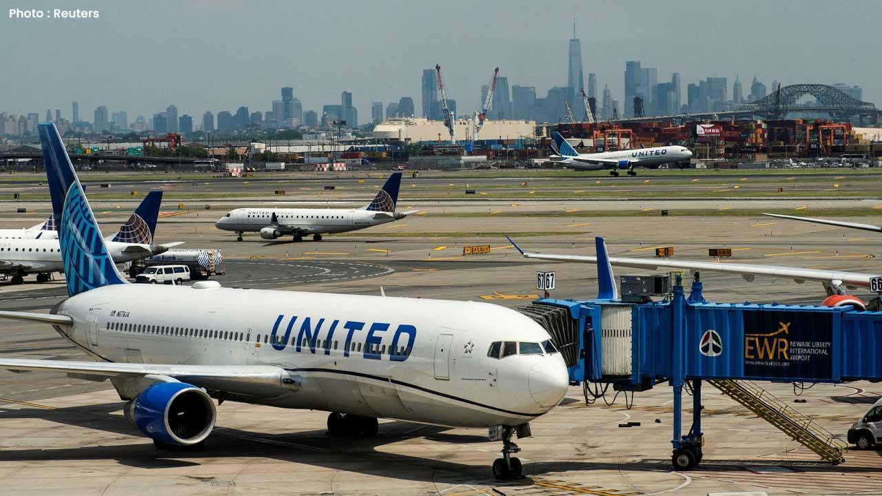United Airlines Offer Refunds as U.S. Flight Reduction Begin