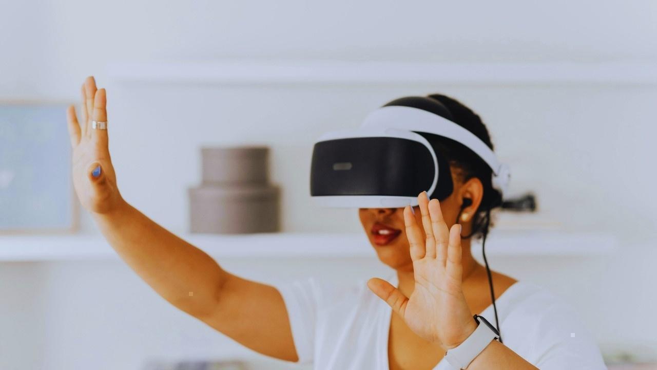 The Impact of VR Travel Previews and Hybrid Tourism on Modern Trip Planning