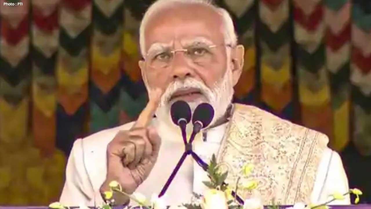 PM Modi Meets Victims of Red Fort Blast at LNJP Hospital