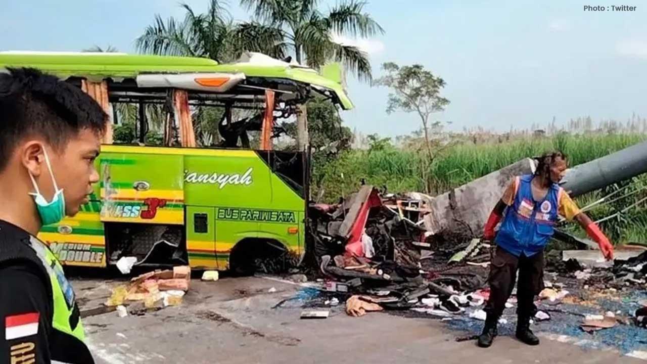 Tragic Minibus Incident Claims Lives of Five Chinese Tourists in Bali