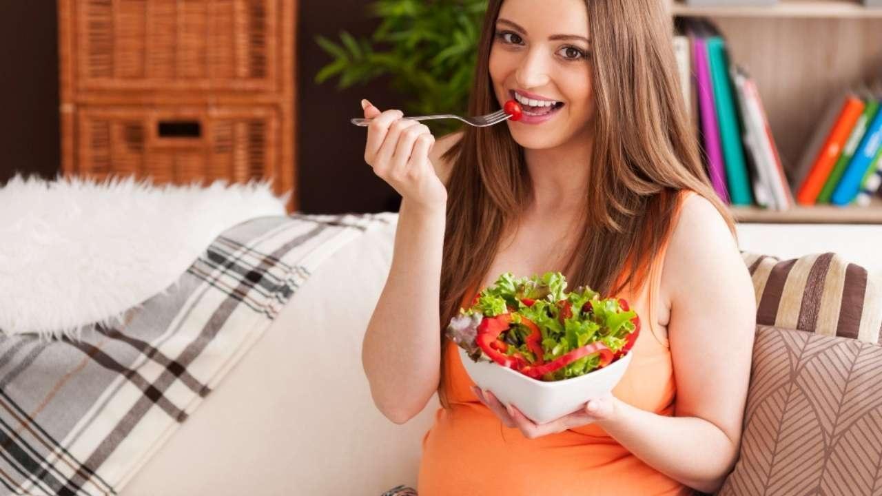 Essential Superfoods for Expecting Mothers: Top 5 Nutrients for Mom and Baby