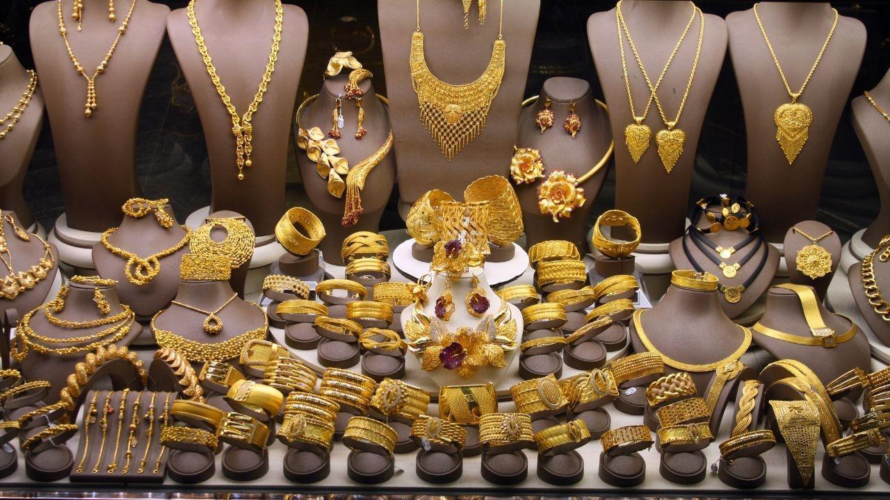 Gold Prices Decline as Strong US Employment Data Strengthens Dollar