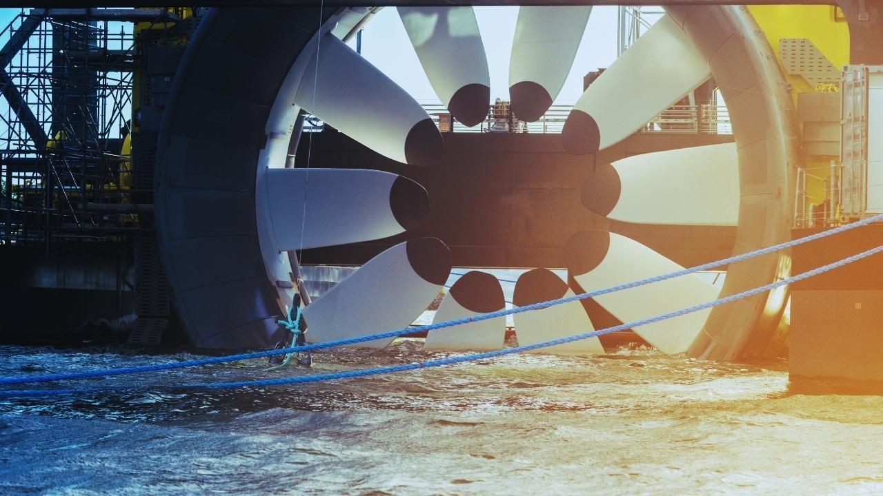 Harnessing Ocean Energy: Wave and Tidal Power Leading the Charge
