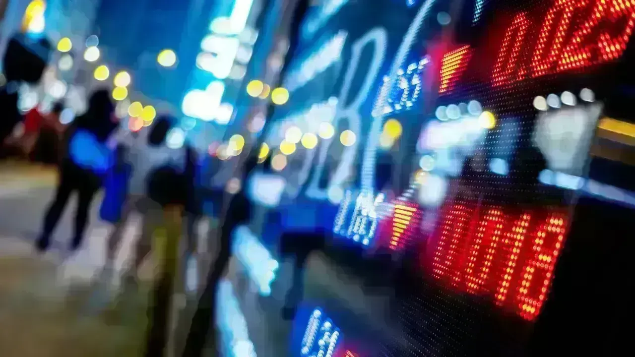 Sensex Drops 400 Points as Markets Turn Volatile on Global Cues