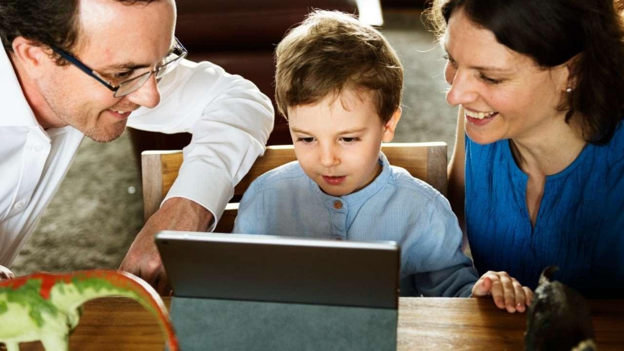 Navigating Screen Time: 5 Essential Guidelines for Parents and Engaging Alternatives