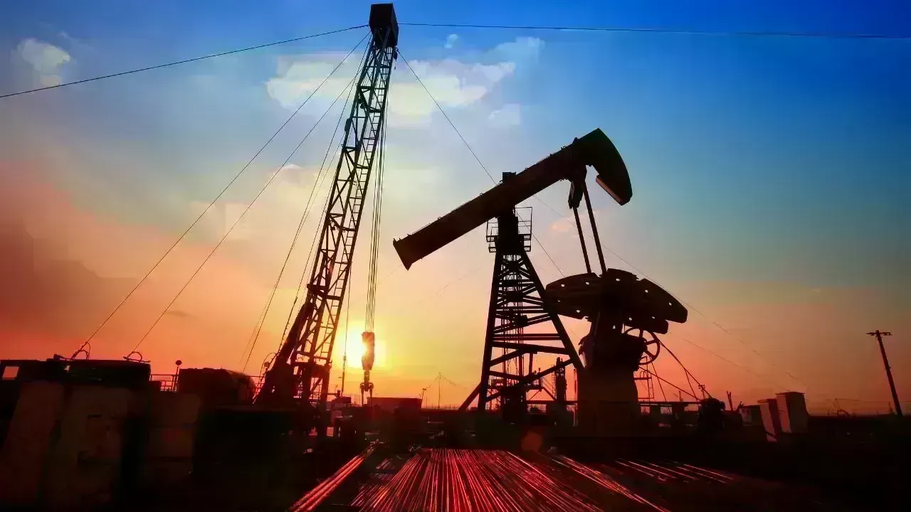 Oil Prices Slip Amid Oversupply and Ukraine Talks
