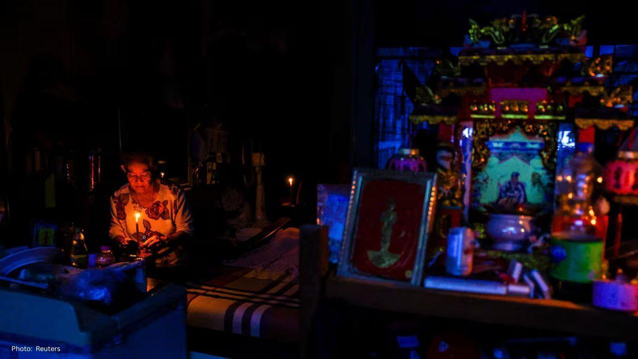 Thai Family Endures 48 Hours on Floating Furniture Amid Horrific Floods