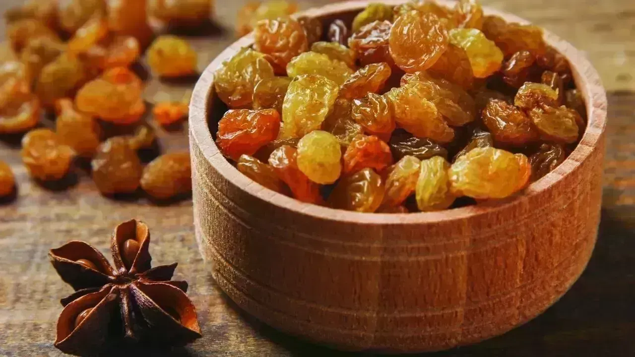 Soaked vs Dry Raisins: Which Version Actually Helps Digestion and Energy Levels?