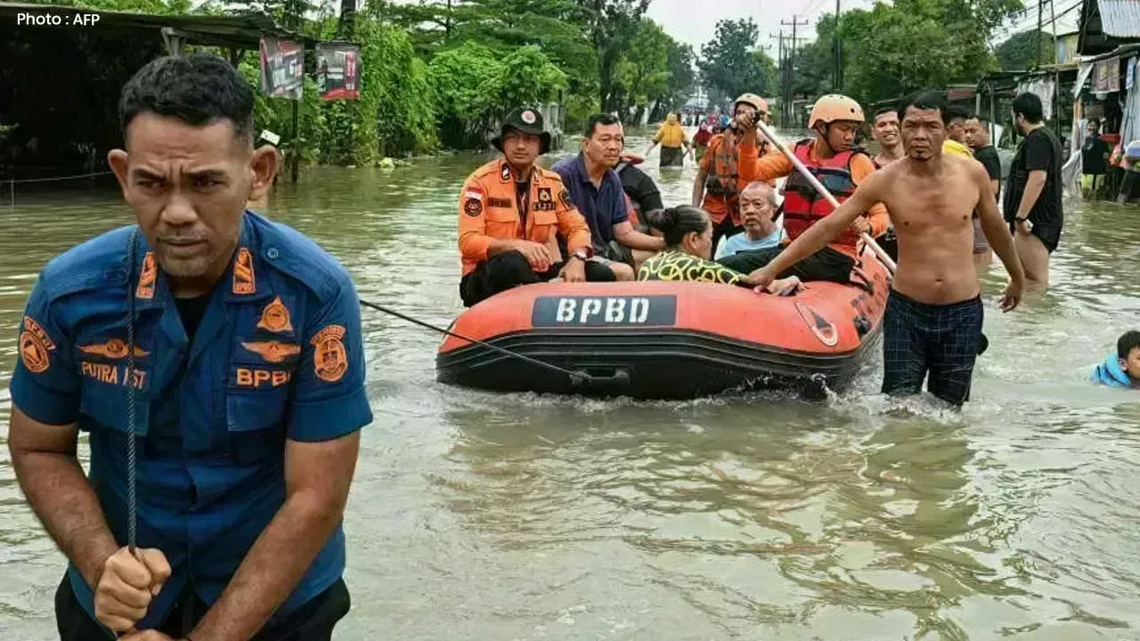 Deadly Floods and Landslides Hit Sumatra and Thailand, 303 Dead
