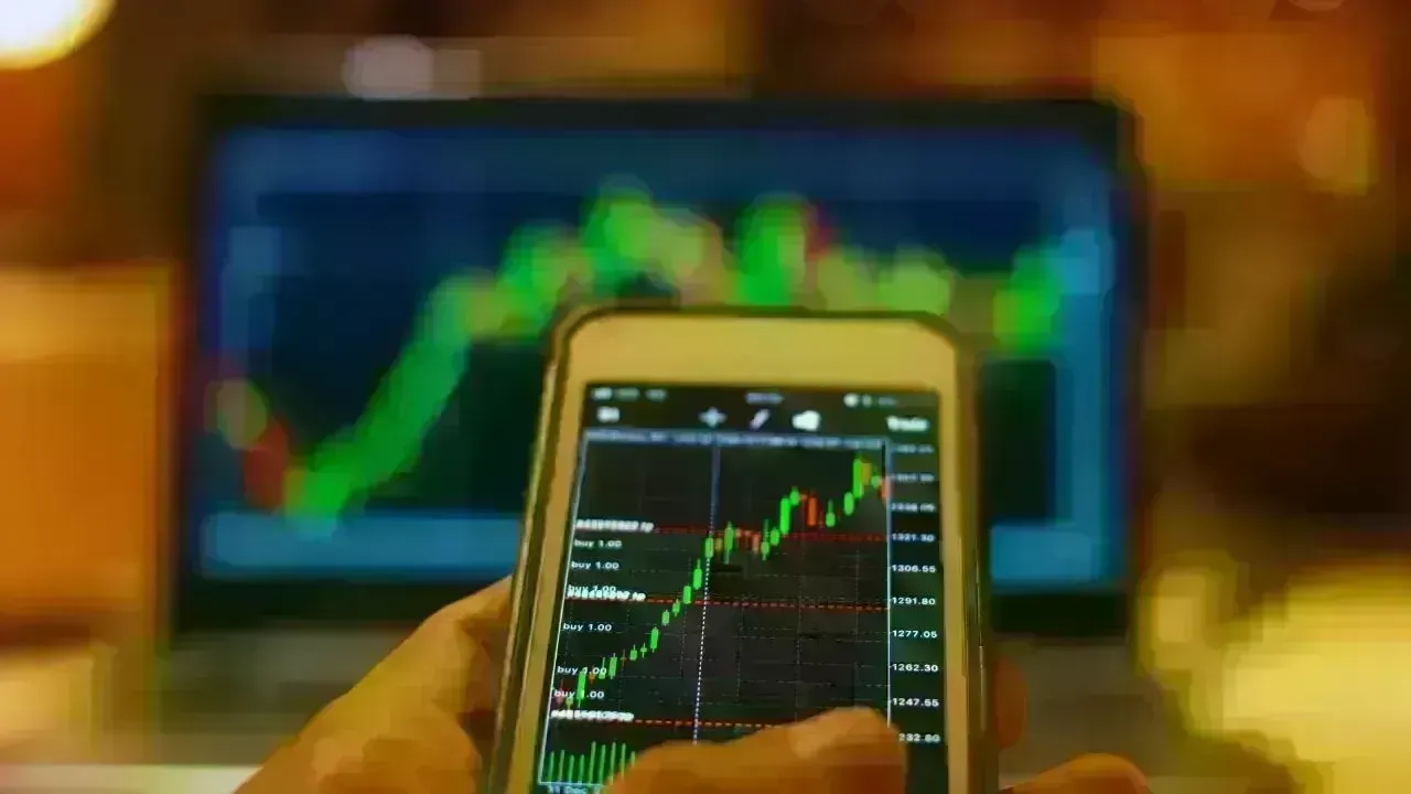 Forex Reserves Dip, Stock Markets Soar: How Ordinary Investors Can Stay Calm Amid Mixed Signals