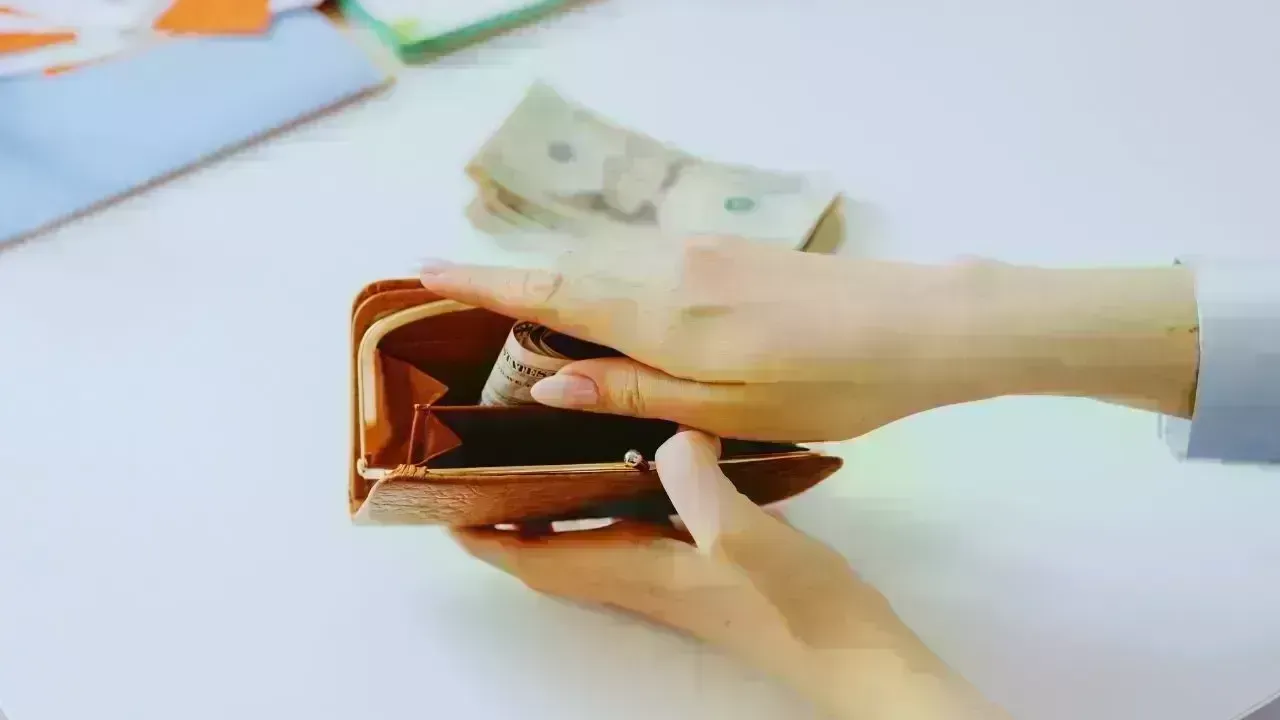 Small Daily Money Habits Households Are Adopting After This Year’s Market Swings