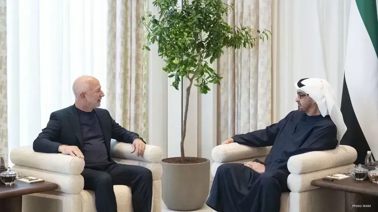 Sheikh Mohamed Engages with Jeff Bezos on AI and Technological Advancements