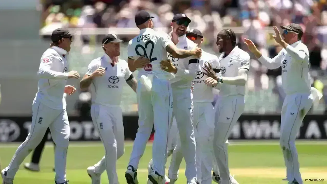 Usman Khawaja Shines with 82 as Australia Sets 194/5 Against England