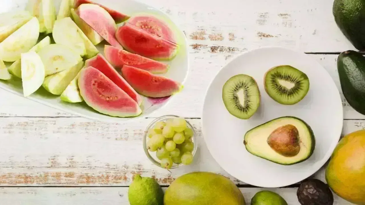 Seasonal Powerhouses: How Winter Fruits Like Guava and Kiwi Strengthen Immunity