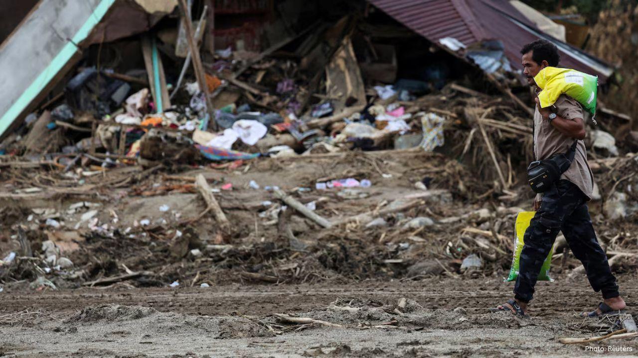 Indonesia Cancels New Year Celebrations in Memory of Flood Victims