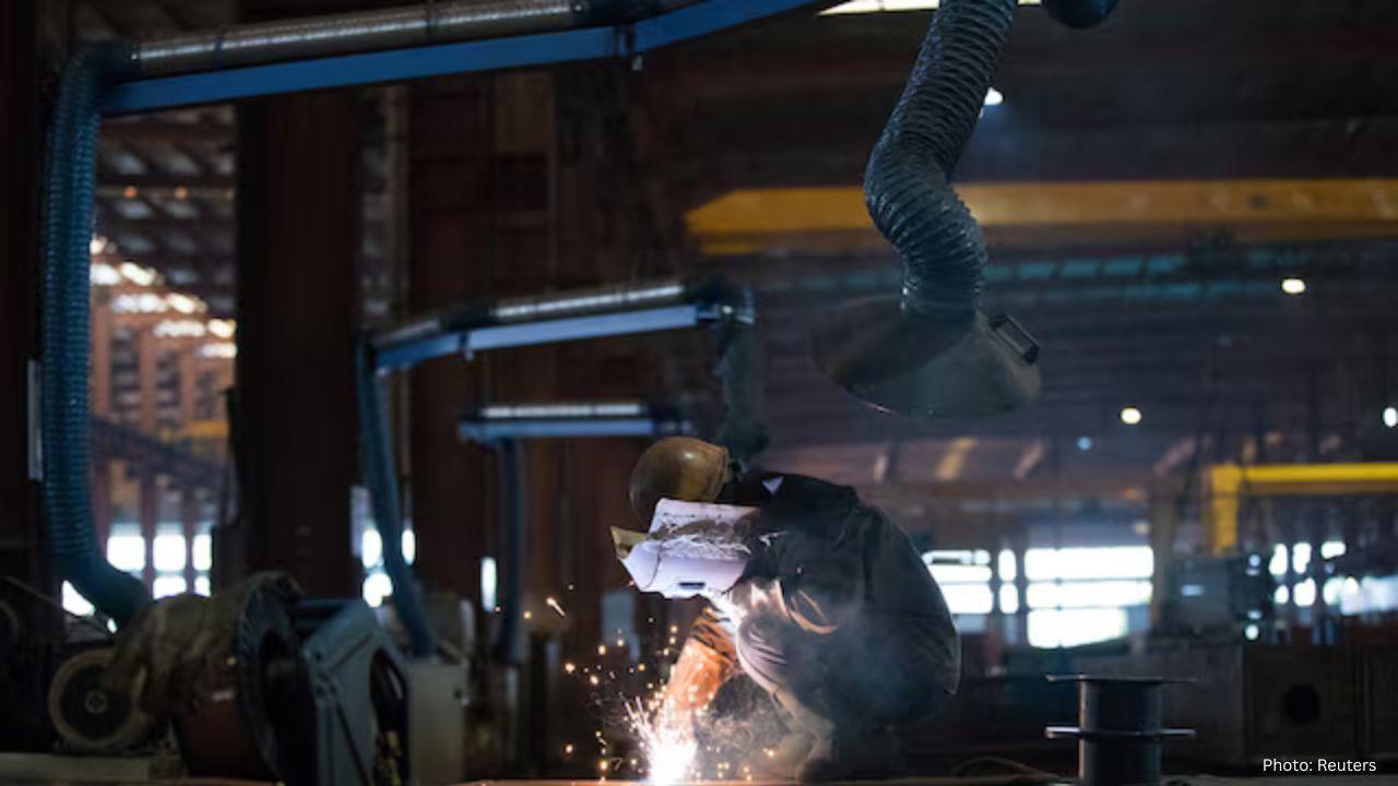 China's Manufacturing Sector Bounces Back Amid Holiday Demand