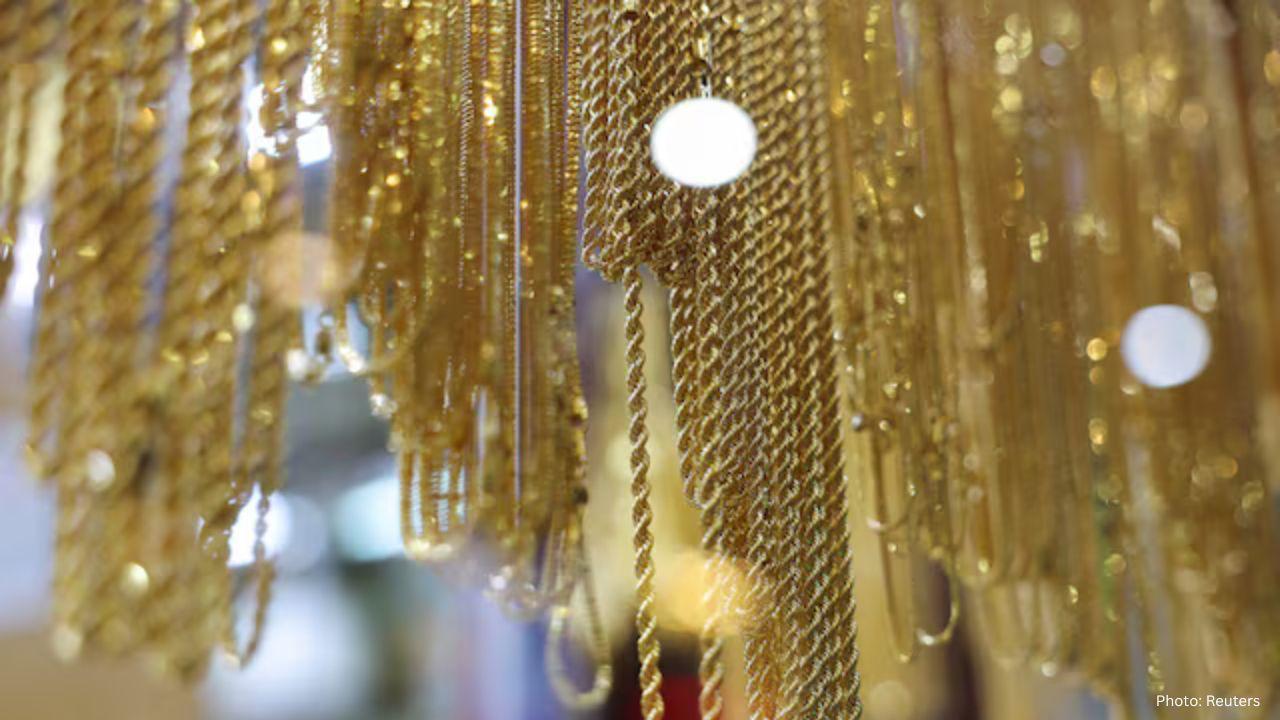 2025 Market Dynamics: Gold Soars Amidst Stock Swings and Dollar Weakness