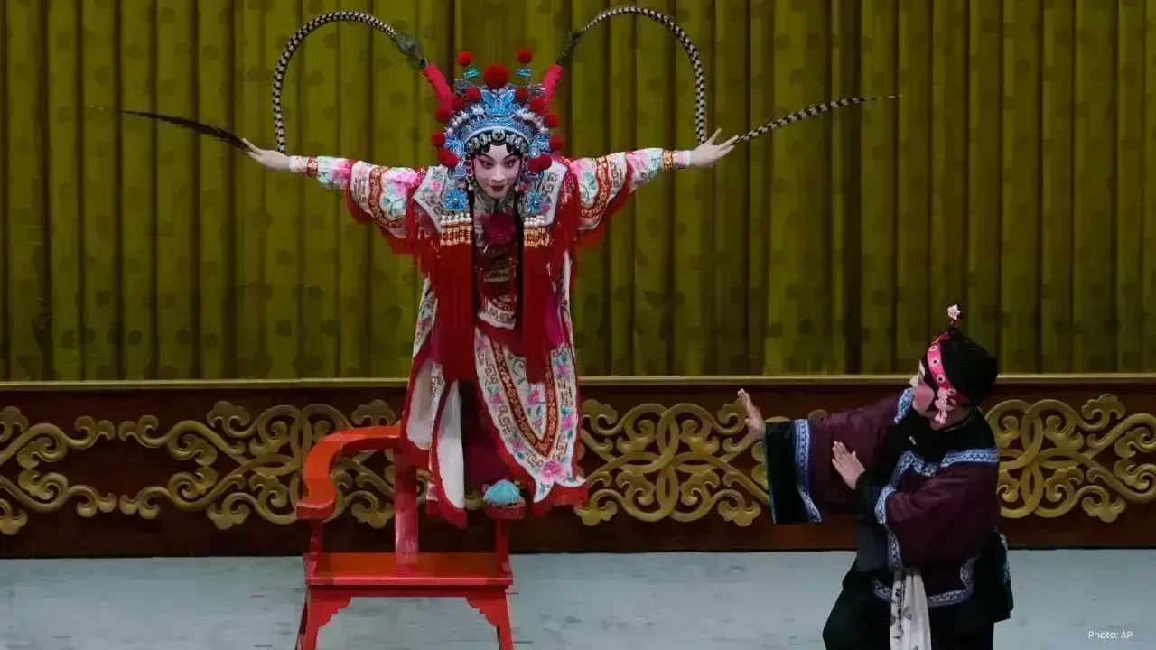 Zhang Wanting Dazzles in Peking Opera's Chair Balancing Artistry