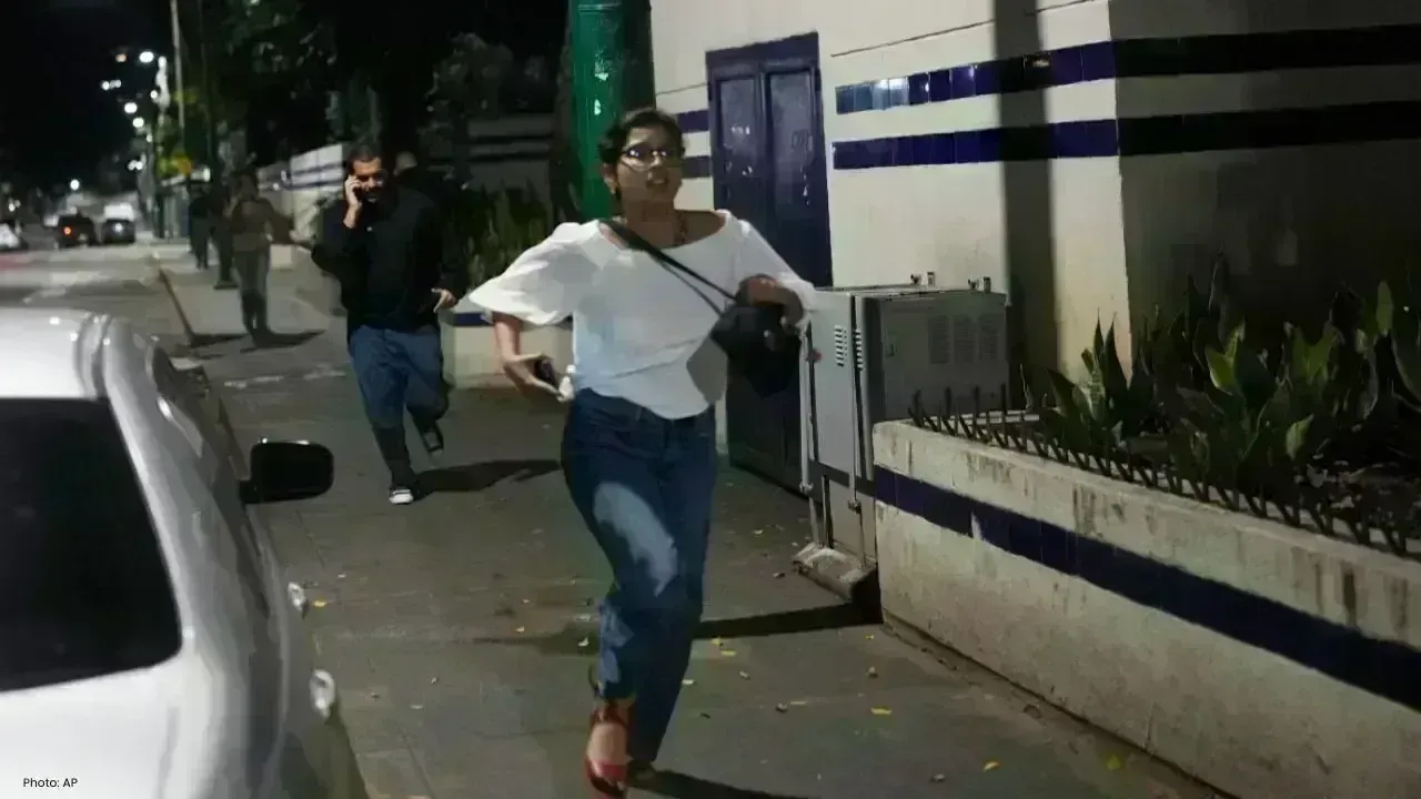 Explosions and Aircraft Heard in Caracas Amid Rising U.S.-Venezuela Tensions