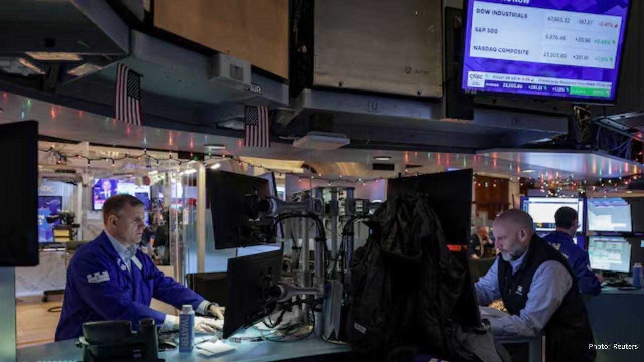 US Stock Futures Gain Momentum as Oil Shares Soar Following Venezuela Developments