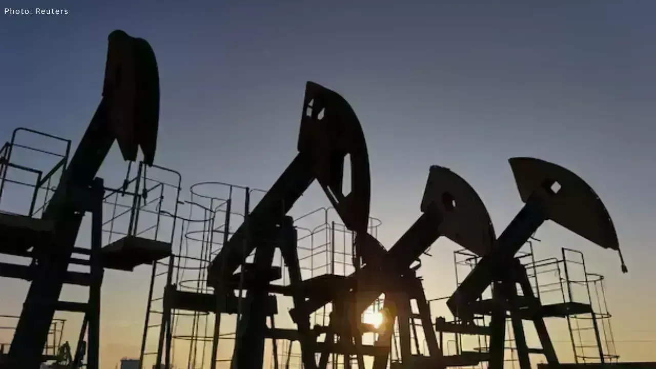 Oil Prices Hold Steady Amid U.S. Fuel Stock Changes and Venezuelan Developments