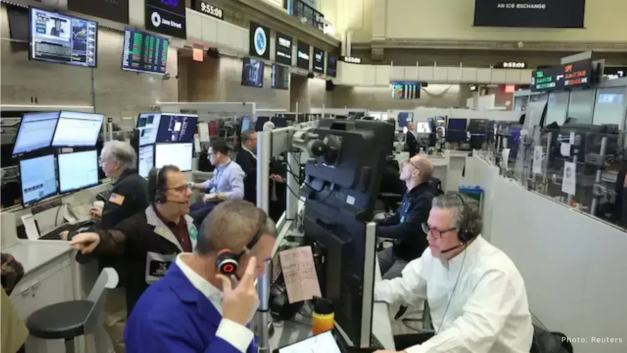 US Stock Futures Remain Steady as Key Jobs Report and Tariff Ruling Loom