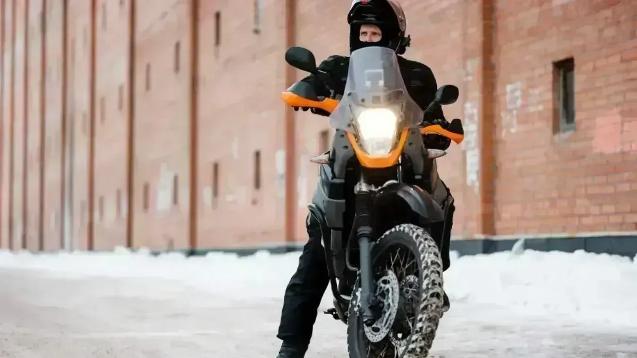 Beat the Chill: An Effective Motorbike Riding Technique for Winter