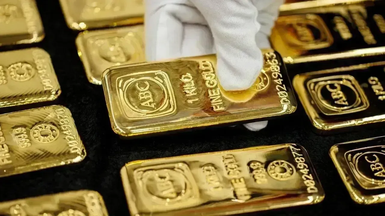 Gold Futures at a Crossroads: Inflation Fears and Political Pressure Shape Market Risk