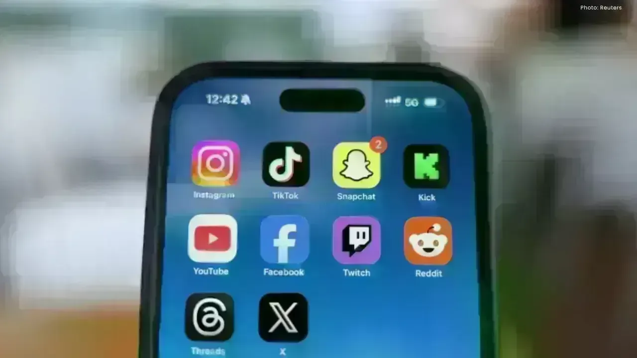 UK Evaluates Social Media Restrictions for Minors Inspired by Australia