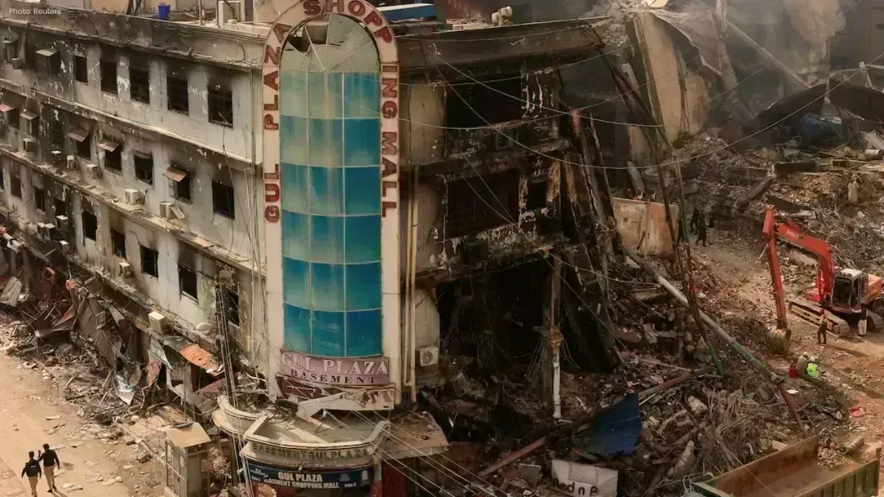 Smoke and Darkness Turn Karachi Mall Fire into a Living Nightmare