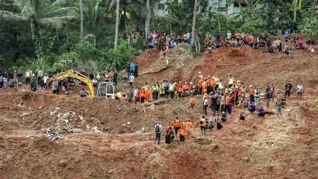 Deadly Landslide in West Java Kills 7, Over 80 Still Missing