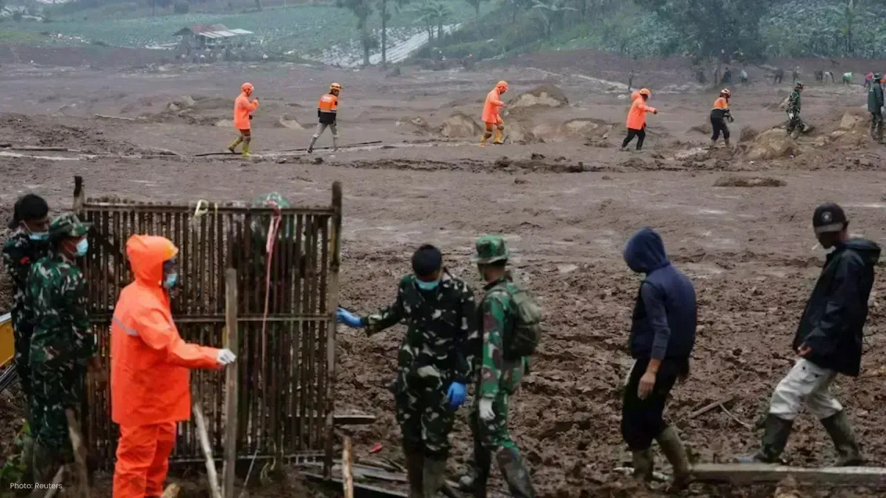 Heavy Rain Hampers Search for 32 Missing in West Java Landslide