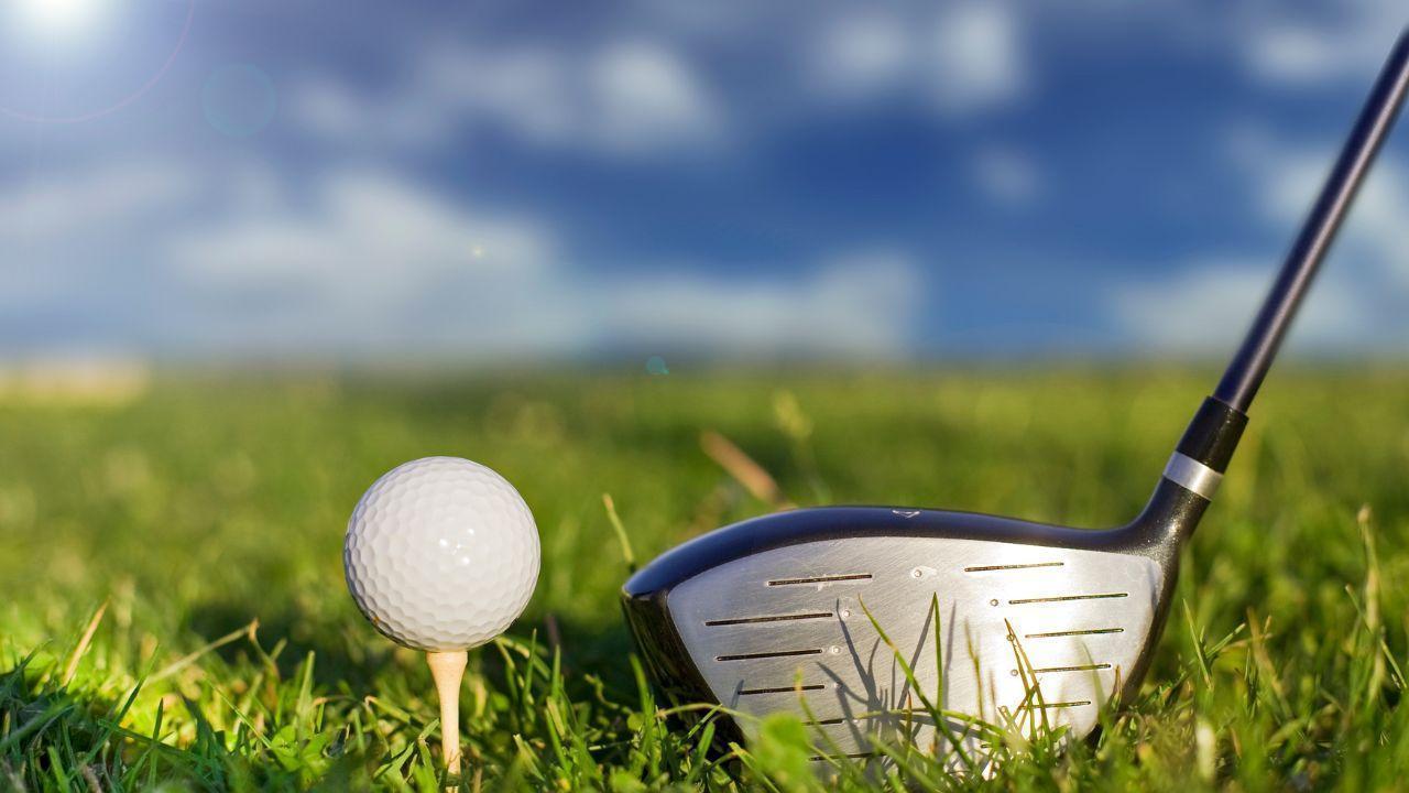 DeChambeau Slips Into Bunker at LIV Golf